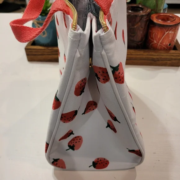 Nwt-Kate Spade Insulated White Wite With Red Strawberries Lunch bag - Picture 8 of 9